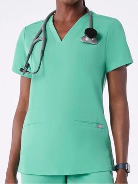 FIGS Women's Casma Three Pocket Scrub Top | Size S